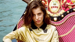 Η νέα φανέλα της Βενέτσια κάνει βόλτα με γόνδολα παρέα με Ελληνίδα «Θεά»