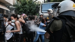 Ένταση στα Εξάρχεια: Άνδρες των ΜΑΤ έριξαν χημικά στο πρόσωπο μιας γυναίκας (vid)