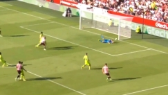 «Τραγική» γκάφα του Ντε Χέα, δέχθηκε γκολ μέσα από τα χέρια του σε συρτό σουτ για το 1-0 της Μπρέντφορντ (vid)