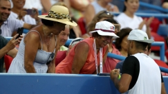 Ο Κύργιος ζήτησε από θεατή να του πει σε ποια μεριά θέλει να σερβίρει (vid)