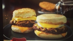 Τουρίστας στην Αυστραλία «έφαγε» πρόστιμο $2.000 γιατί είχε McDonald’s στην τσάντα του