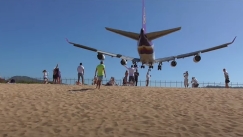 Ποια Σκιάθος; Τα αεροπλάνα σε Saint Maarten και Phuket... σηκώνουν την άμμο (vids)