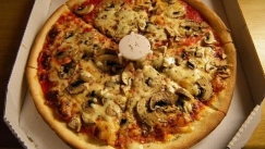 Οι δύο λόγοι που κάνουν το «τραπεζάκι» της πίτσας εξαιρετικά χρήσιμο