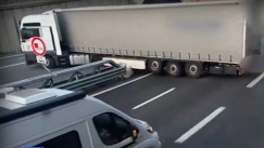 Ο... χάρος με τιμόνι στα χέρια: Οδηγός νταλίκας έκανε παράνομη αναστροφή στην Γένοβα (vid)