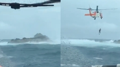 Η στιγμή της συγκλονιστικής διάσωσης ψαρά που ήταν εγκλωβισμένος σε βράχο της Καραϊβικής (vid)