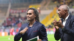 Ο Κομπουαρέ βγήκε για πρώτη φορά από τα αποδυτήρια πριν από παιχνίδι για να τιμήσει τον Καρεμπέ