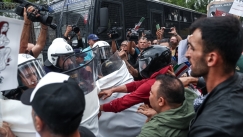 Επεισόδια έξω από την Πρεσβεία του Ιράν στην Αθήνα: Χημικά και μάχες σώμα με σώμα (vid)