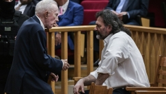 Ο Κωνσταντίνος Πλεύρης, ο δικηγόρος του Γιάννη Λαγού, χαιρέτησε ναζιστικά στη δίκη της Χρυσής Αυγής