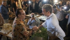 Ο Μητσοτάκης τα είπε με τον Λε.Πα στην Θεσσαλονίκη: «Αύριο έχω συναυλία» (vid)