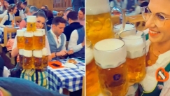 Σερβιτόρα «μύθος» στο Oktoberfest: Σηκώνει τουλάχιστον 13 μεγάλα ποτήρια με μπύρα (vid)