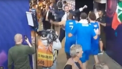 Τρελαμένος Ποτζέκο περίμενε τους παίκτες του στην μεικτή ζώνη και... χοροπηδούσε πάνω τους (vid)