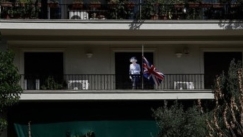 Ομοίωμα της Βασίλισσας Ελισάβετ Β΄σε μπαλκόνι στο κέντρο της Αθήνας: Μεσίστια και η σημαία της Μ. Βρετανίας