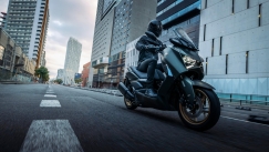Πλούσια τεχνολογία στη νέα σειρά Yamaha XMAX του 2023 (vid)