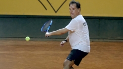 Ο Άδωνις αυτοαποθεώνεται για την πρόκρισή του στο τένις: Τραυματίστηκε ο αντίπαλος, 3 ώρες κράτησε ο αγώνας (vid)