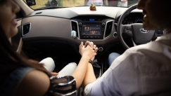 Έχασε το δίπλωμά της επειδή ερωτοτροπούσε με τον οδηγό και τράκαραν: Θα πληρώσει και τον σπασμένο φράχτη