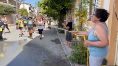 H μαμά του ημιμαραθώνιου Κρήτης δροσίζει τα... κοπέλια της (vids)