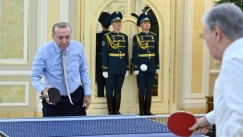 Ο Ερντογάν χαλάρωσε παίζοντας πινγκ πονγκ στο Καζακστάν (vid)