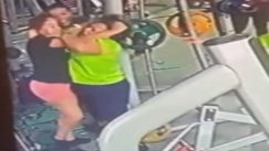 Γυναίκες σε γυμναστήριο πιάστηκαν «μαλλί με μαλλί» για ένα μηχάνημα (vid)