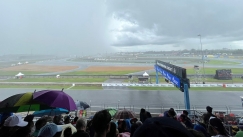 Η καταρρακτώδης βροχή καθυστέρησε την εκκίνηση του αγώνα MotoGP στην Ταϊλάνδη