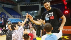 Η ΑΕΚ φιλοξένησε τον Καντέρ στα Λιόσια, σε εκδήλωση για τους Τούρκους πρόσφυγες