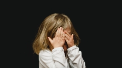 Σοκ στην Ιταλία: Κακοποιούσε τη 2 ετών κορούλα του και πουλούσε τα βίντεο 