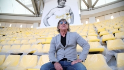 Ο Θωμάς Μαύρος παρουσιάζει στην OPAP Arena δύο συλλεκτικές φανέλες της ΑΕΚ 