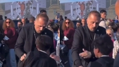 Σάλος με τον σεκιουριτά της LouisVuitton που χαστουκίζει μικρό παιδί στην «Εβδομάδα Μόδας»: Έξαλλος ο Boy George (vid)