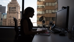 Αποκαλυπτική έρευνα: Το 14% των Βρετανών αυτοϊκανοποιούνται εν ώρα εργασίας