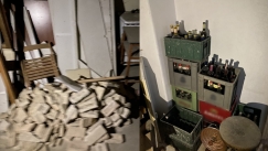 Έφοδος της ΕΛ.ΑΣ σε εγκαταλελειμμένο κτίριο στα Εξάρχεια: Βρέθηκαν πέτρες και υλικά για μολότοφ