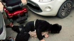 Απίστευτη καταγγελία: ΑΜΕΑ έπεσε από αμαξίδιο και του φώναξαν «τελείωνε μ@λ@κ@»