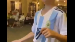 Πιτσιρίκια υποστηρικτές της Αργεντινής και του Μαρόκου αντάλλαξαν φανέλες (vid)