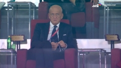 Η τηλεοπτική κάμερα έπιασε τον Κολίνα να παραμιλάει στην εξέδρα (vid)