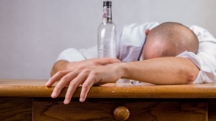 Οι επιστήμονες υποστηρίζουν ότι ανακάλυψαν την ιδανική θεραπεία για το hangover