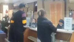 Διευθυντής τράπεζας στο Ιράν απολύθηκε επειδή εξυπηρέτησε γυναίκα που δεν φορούσε μαντίλα (vid)