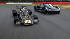 Δύο πρωταθλητές της Formula 1 στο τιμόνι της ηλεκτρικής Lotus Evija (vid)
