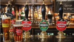 Οι παμπ στη Βρετανία ζητούν να «παγώσει» ο φόρος στην μπύρα ενόψει των Χριστουγέννων