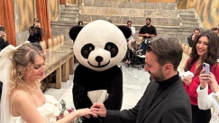 Κουμπάρος εμφανίστηκε σε γάμο στο δημαρχείο Αθηνών ντυμένος «πάντα» (vid)