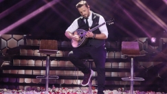 Η χιουμοριστική απάντηση του Βέρτη σε δημοσιογράφο: «Τόσο χάλια τραγουδιστής είμαι και θέλετε να κάνω κάτι άλλο;» (vid) 