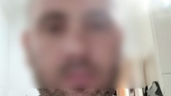 Ανέκφραστος και με παγωμένο βλέμμα στη ΓΑΔΑ ο φερόμενος «βιαστής με το τατουάζ» (vid)