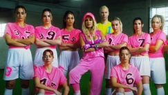 «Πάρ’ το, βάλ’ το»: Η Άννα Βίσση σκοράρει με την ομάδα της W.F.C. Mykonos