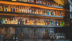 Ιρλανδός ιδιοκτήτης αρνήθηκε να πουλήσει σε πελάτη κόκα κόλα επειδή η παμπ του «είναι μόνο για πότες»