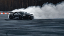 H Bugatti Chiron ντριφτάρει και σχεδιάζει στην άσφαλτο το «C» (vid)