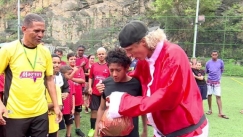 Υπέροχος Νταβίντ Λουίς, επισκέφθηκε φαβέλα ντυμένος Άι Βασίλης και μοίρασε δώρα σε παιδιά (vid)