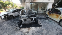 Συνελήφθη άνδρας που έκαψε 13 αυτοκίνητα σε επιχείρηση ενοικίασης στη Λέσβο