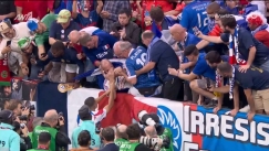 Ο Μπαπέ σουτάρει πάνω σε οπαδό πριν τη σέντρα του παιχνιδιού με το Μαρόκο