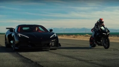 Ducati Panigale V4 SP2 τα βάζει με τρία υπεραυτοκίνητα (vid)