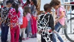 Με κοστούμια από ανακυκλωμένα μπουκάλια τα προσφυγόπουλα στην Λέσβο υποδέχονται τα Χριστούγεννα (vid) 