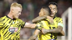 Με Σιμάνσκι - Γιόνσον στον άξονα και δεξιά τον Πινέδα η ΑΕΚ