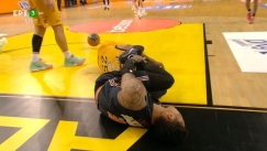 Ο Γιανγκ τραυματίστηκε στην πρώτη επίθεση του ΑΕΚ-Προμηθέας (vid)