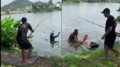 Ψαράς στη Ταϊλάνδη πιάνει τεράστιο γατόψαρο: Τέσσερα άτομα «έδωσαν αγώνα» για να το βγάλουν έξω (vid) 